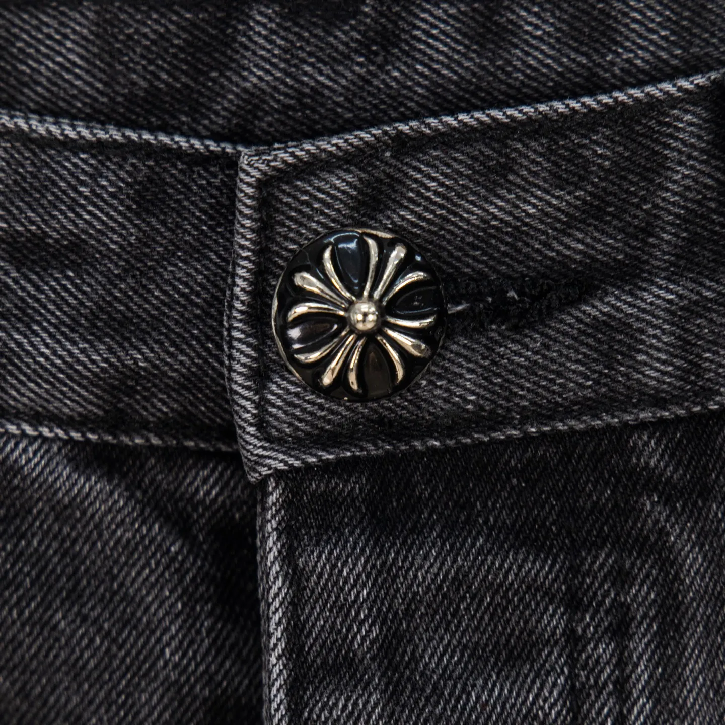 P290 Chrome Hearts Chrome Hearts Black Pinduo Black Leather Big Devil Cow King Jeans CH jeans need to be washed before being dismantled and hand-stitched with sheepskin cross leather and then spliced to complete. The whole piece has too much craftsmanship to describe. About Chrome Hearts This is an extremely luxurious fashion brand that can also be called the nobility of the high street. It has always been an exclusive brand for some hipsters or the second generation of rich people. Compared with ordinary high streets, it is more luxurious and noble. Compared with luxury brands, it has a more fashionable personality. It has always been a brand that I have a special liking for. Style number: 1769# Color: black Size: 28 30 32 34 36